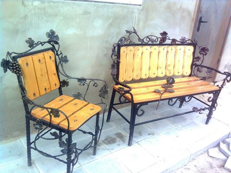 Кованый стул и лавка.